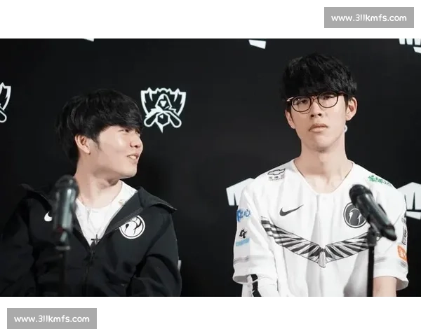 拳击赛场上突现亲吻瞬间 引发观众热议与情感碰撞