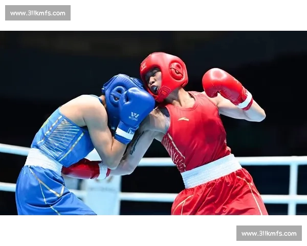 拳击比赛中惊险一幕选手一拳击倒对手头部瞬间画面震撼全场